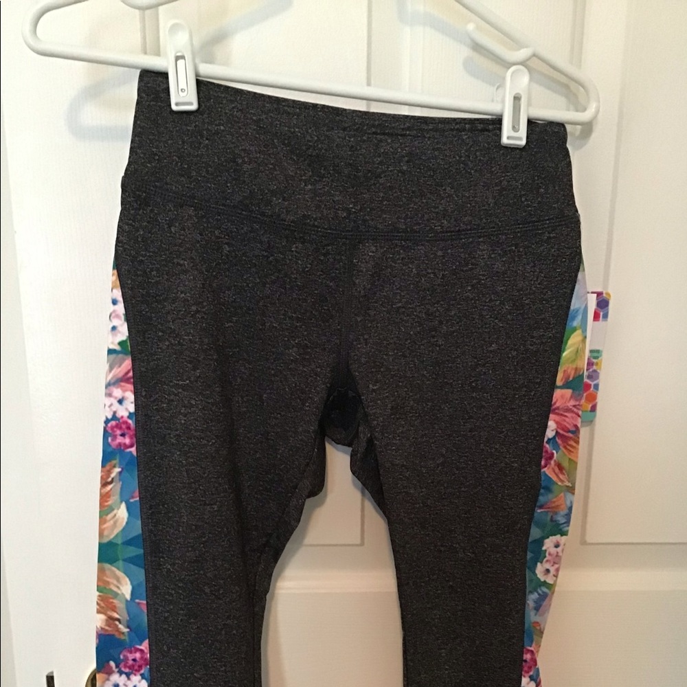 NWT~ LuLaRoe S Jade Capri Athletic pants